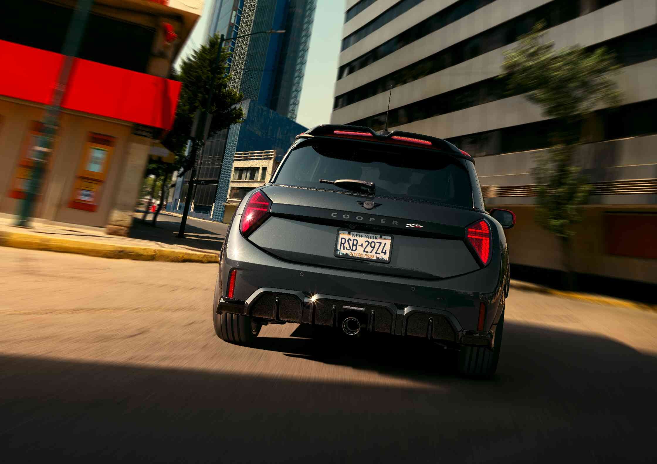 MINI John Cooper Works‏ - J01 JCW מבט אחורי